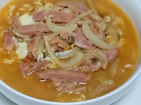 辛ラーメンで プデチゲ(軍隊鍋)風